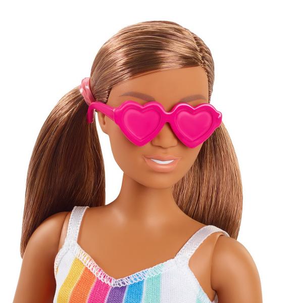 Colectia Barbie Loves the Ocean o linie de papusi realizate din plastic reciclat Avand tesaturi si accesorii din materiale reciclate aceste papusi Barbie inspira povesti cu distractie la plaja Fiecare papusa Barbie face furori intr-o tinuta pregatita pentru vara cu tesaturi fabricate din plastic reciclat Ochelarii de soare la moda de asemenea fabricati din plastic reciclat completeaza aspectul lor pregatit pentru vara Dispunand de ambalaje reciclabile si cu detalii pe care copiii le 