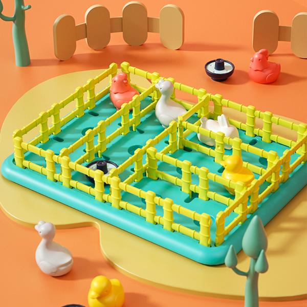 Jocul poate fi jucat in doua moduri diferite Fiecare card arata numarul de animale in pozitii diferite in functie de card a sunt necesare in total 1-3 bucati de gard pentru a plasa animalele in tarcuri separate Jocul ajuta la formarea abilitatilor de analiza rationament si sortare