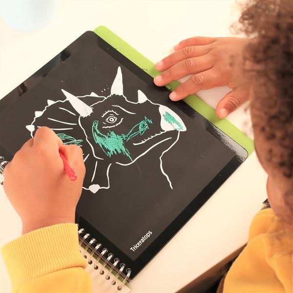 Elibereaz&259; dinozaurii multicolori&nbsp;Aceast&259; carte magic&259; cuprinde 20 de foi pline de distrac&539;ie preistoric&259;Folosind stiloul inclus straturile superioare ale foilor pot fi razuite dezv&259;luind imagini colorate cu degrade superbe