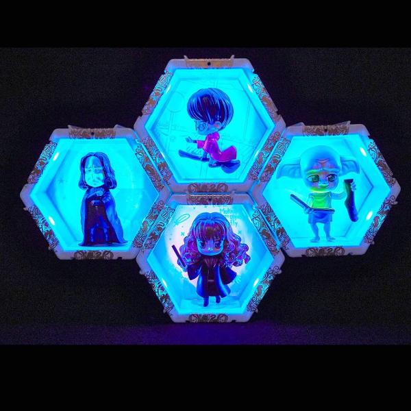 Fiecare personaj este situat in propriul POD in forma de hexagon cu lumini UV si senzor IR incorporat Pur si simplu miscati mana peste senzor pentru a lumina WOW-ul POD-ul Misca-ti mana in fata POD-ului pentru a-l lumina si a dezvalui pictograme ascunse in spatele WOWPod-ului Lumina se stinge automat dupa 30 de secunde Conectati-le in cateva secunde Colectia ta poate lua diferite forme si avea in fiecare zi alt look Limita e doar de imaginatia ta Puteti chiar sa va scrieti numele sau 