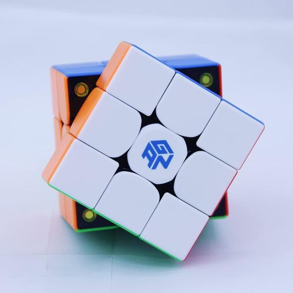 Seria de caracteristici surprinzatoare continua GAN face din cuberi speedcuberi Alegand produsele GAN &8203;alegi cel mai de succes brand de cuburi din lume Noul Gan 356M este un speedcube stickerless magnetizat din fabrica si ofera caracteristici premium rivalizand cu cele mai cunoscute si performante cuburi GAN Versiunea standard vine cu 3 setari suplimentare de GES GAN 356 M are un nou design care a fost optimizat pentru magnetizare un sistem de elasticitate nou si imbunatatit GES 