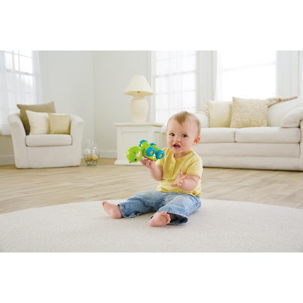 Dezvolta micutului tau functiile motorii fine Mingiutele sar vesele iar sunetele se aud voioase incurajand astfel copilul sa impinga si sa se tarasca alaturi de dragutele vehicule Acest pachet contine o jucarie in forma de testoasa