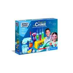 Seturile Stiinta &amp Joaca imbina distractia cu educatia Mega Lab de Chimie este jocul in care copilul descopera secretele chimiei Ce se intampla cand amestecam apa cu uleiul Cum se formeaza cristalele Care este PH-ul apei Cum se poate curata un obiect ruginit O multime de intrebari la care va gasi raspunsul realizand cele mai fascinante si distractive experimente chimice Setul contine ochelari de protectie pahare gradate eprubete de plastic perie de curatat eprubetele agitator 