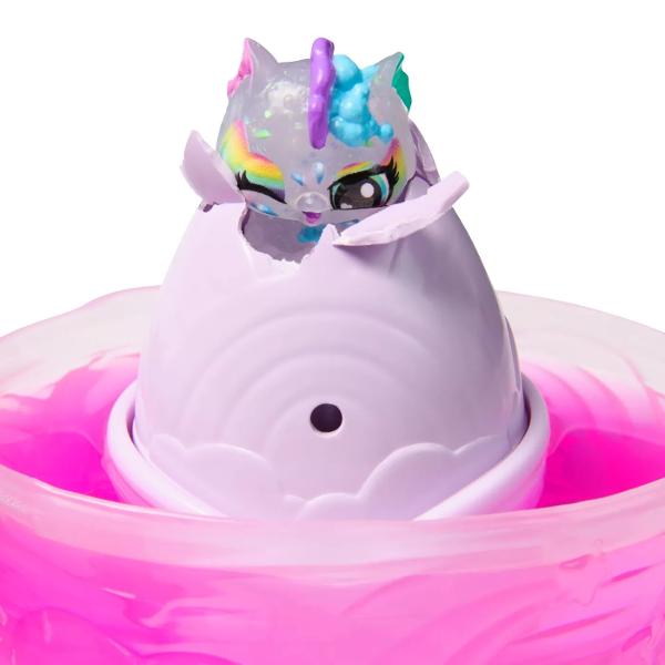 Aduceti curcubeul cu Hatchimals Stropul de Curcubeu AliveCu dragoste si grija acesti Hatchimals jucausi prind viata intr-un nou mod colorat oua care eclozeaza in apa schimband culoarea apei pentru a se potrivi cu personajul din interiorPachetul include 1 ou cu 1 personaj Hatchimals in interior o pereche de aripi un cuib si un accesoriu de cresterePentru a incepe eclozarea indepartati aripile oului umpleti cuibul cu apa si asezati oul inauntru În 