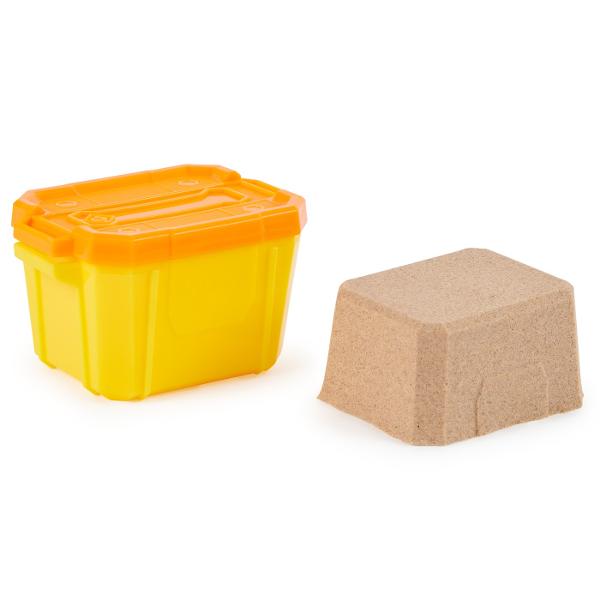 Obtineti arena de joaca iconica cu acest set de figurine Kinetic Sand adera la el joc facandu-l o jucarie de constructie usor de turnat si usor de curatat Include 2 figurine 85 de grame de nisip kinetic o rola pentru a aplatiza si a crea amprente in nisip si un instrument de stantare pentru a crea blocuri de constructie