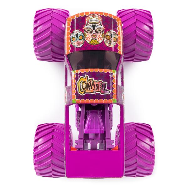 Du la alt nivel jocul Monster Jam cu noul camion monstru oficial la scara 124 Monster Jam Cu mai multe detalii si grafica ca pana acum aceasta replica autentica intruchipeaza stilul si mandria masinilor reale Anvelopele oficiale de cauciuc BKT ofera o tractiune mai mare astfel incat sa iti poti duce camionul pe noi culmi &Icircn plus un sistem de suspensie complet nou si functional absoarbe mai bine impactul astfel incat sariturile inalte cu prabusiri si cele care zdrobesc 