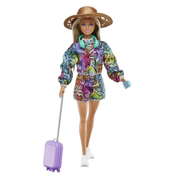 Gata de calatorie cu masina sau avionulO valiza draguta castile o masca de fata si un accesoriu pentru smartphone sunt elementele esentiale perfecte pentru calatoriePapusa Barbie este gata in costumul ei de baie stralucitor cu tematica fluture palaria de soare papucii elegante ochelarii de soare si lotiunea de soare