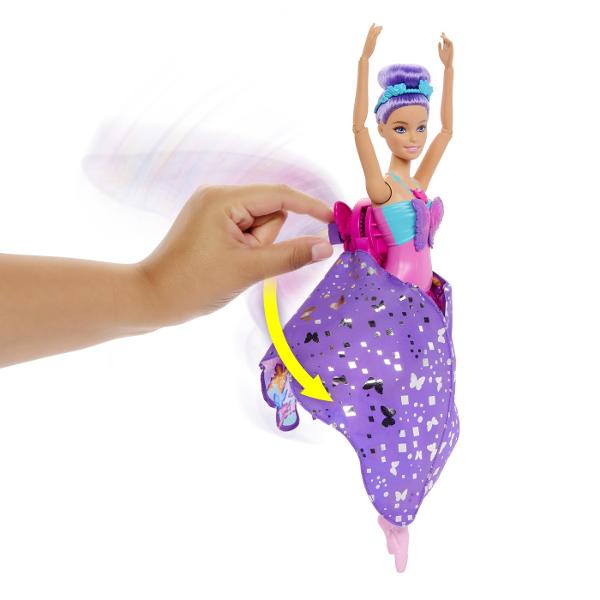 Inspiratia si imaginatia prind aripi cu papusa Barbie Dance and Flutter o jucarie uimitoare care aduce un moment magic de transformare 2 in 1 Printr-o simpla apasare a lantisorului de pe corset fusta mov a papusii se deschide ca prin magie dezvaluind aripi mari si stralucitoare de fluturePapusa Barbie are o coafura fermecatoare cu parul mov prins intr-un coc si o bentita florala care completeaza aspectul de balerina magicaCu Barbie Dance and Flutter copiii pot trece de la dansatoare la 