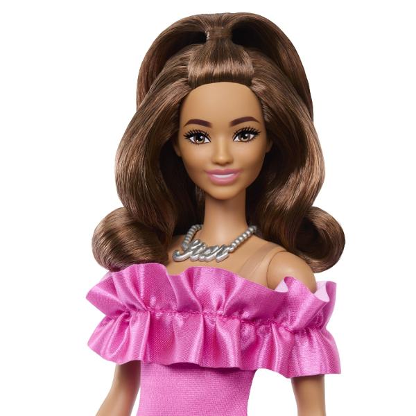 Fashionistas este una dintre cele mai indragite colectii Barbie oferind o gama larga de papusi cu diferite stiluri si accesorii introducand conceptul de diversitate si acceptare in randul fetelor Aceasta colectie include papusi cu diferite tipuri de siluete tonuri de piele culori de ochi si par astfel fetele nu se vor plictisi niciodata si isi vor gasi papusa asemanatoare stilului lor Papusile au stilul lor propriu inspirat de ultimele tendinte din moda si vin cu o tinuta completa 