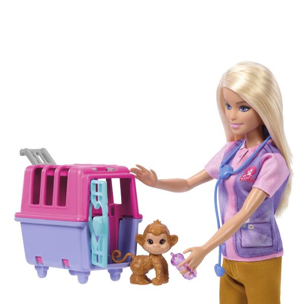 Papusa Barbie Animal Rescue este pregatita sa salveze si sa ingrijeasca doi pacienti adorabili un pui de maimuta si un pui de tigru Cu ajutorul numeroaselor accesorii incluse precum caruciorul pentru animale si trusa de veterinar papusa Barbie le ofera copiilor sansa de a crea aventuri captivante dezvoltandu-si imaginatia si sa experimenteze diferite roluri Cu papusa Barbie Animal Rescue cei mici pot explora momente pline de emotie in care devin eroi pentru animalele lor de plus preferate 