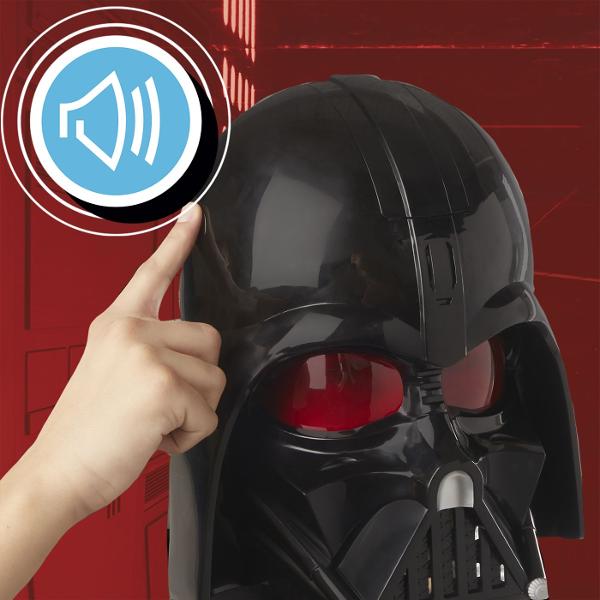 Intra in pielea unui raufacator clasic si imagineaza-ti aventurile din partea intunecata cu Star Wars Darth Vader Masca Electronica Aceasta masca electronica Razboiul stelelor are efecte sonore galactice si frazele celebre ale personajului Darth Vader pur si simplu apasa butonul de pe partea laterala a mastii pentru a activa Aceasta jucarie Razboiul stelelor are design si detalii inspirate de casca lui Darth Vader si se potriveste majoritatii capetelor copiilor cu o curea reglabila Mastile 