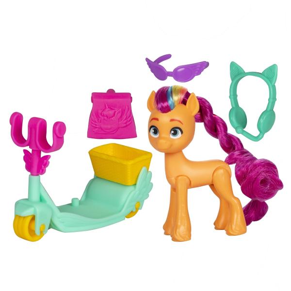 Imaginati-va aventuri din mers cu jocul My Little Pony Sunny Starscout Rolling Scooter Acest set de joaca My Little Pony vine cu o figurina articulata si 4 accesorii Figura are brate picioare si cap articulate pentru a poza in diferite moduri Are o coama si o coada lungi si moi cu care este distractiv de pieptanat si de jucat Silueta are o inaltime de 76cm cu un fluture Cutie Mark inspirat de distractie si par colorat cu buclele ei caracteristice