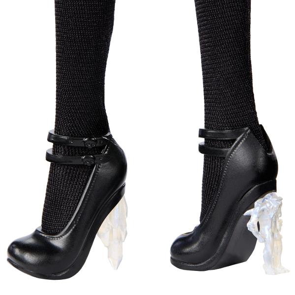 Colectia Monster High x Wednesday aduce un omagiu serialului de televiziune cu spirit intunecat si de-a dreptul straniu printr-o linie de papusi de groaza Inspirata de rochia de epoca a personajului ei din scena de dans scolar a serialului aceasta papusa Rave&39N Wednesday face goth glam intr-o rochie neagra la miezul noptii &Icircntunecata ca si simtul ei al umorului rochia din organza a lui Rave&39N Wednesday are straturi transparente care par filate din umbre O curea 