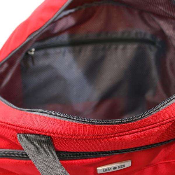 Geanta de voiaj are un compartiment principal incapator si doua buzunare frontale  inchise cu fermoarIn lateralele gentii sunt doua buzunare un buzunar special pentru depozitarea pantofilor si un buzunar din plasa elasticaGeanta se poate purta pe umar avand o bretea ajustabila pentru protectie sau in mana fiind tinuta de cele doua manere stranse cu un manson din material textilIn partea de jos geanta este prevazuta cu picioruse cauciucate pentru a proteja 