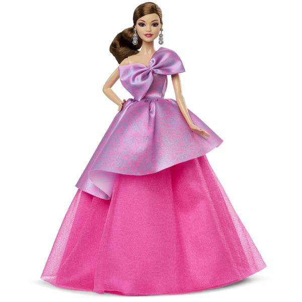 Oferiti stralucire si eleganta absoluta la fiecare aniversare cu Papusa de Colectie Barbie Signature - Birthday Wishes Inspirata de flori Barbie poarta o rochie minunata cu motive florale special conceputa pentru aniversari Haine detasabile Rochia ei eleganta poate fi indepartata permitand si mai multe optiuni de joaca Suport pentru papusa pentru expunere Barbie vine cu un suport ideal pentru colectie sau decor Ideala pentru copii de 6 ani si peste
