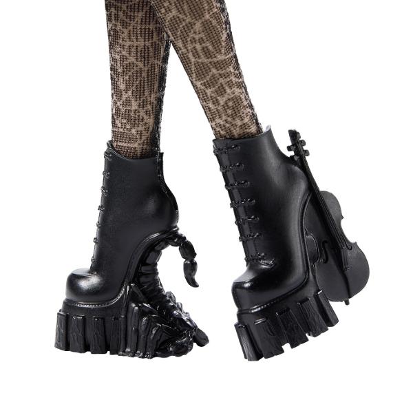 Papusa Wednesday este un must-have pentru fanii seriei Monster High imbinand stilul intunecat cu detalii elaborate care transforma aceasta papusa intr-o piesa de colectie deosebita Papusa poarta uniforma Academiei Nevermore completata de detalii unice precum cravata cureaua si ciorapii cu imprimeu de paianjen care subliniaza estetica ei sumbra si eleganta Cizmele papusii sunt decorate cu elemente inspirate din universul Wednesday Pe un toc este sculptat violoncelul ei iar pe celalalt 