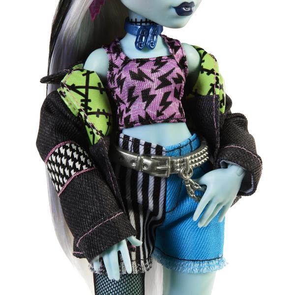 Frankie Stein este un icon de stil infricosatoare Aceasta papusa Monster High este prezentata intr-o tinuta din denim mozaic care isi arata simtul electrizant al modei Watzie cainele de companie este gata sa se alature distractiei infricosatoare Papusa Frankie Stein este un cadou minunat pentru copiii de la 4 ani in sus Complet articulata Papusa nu poate sta singura Culorile si decoratiunile pot varia