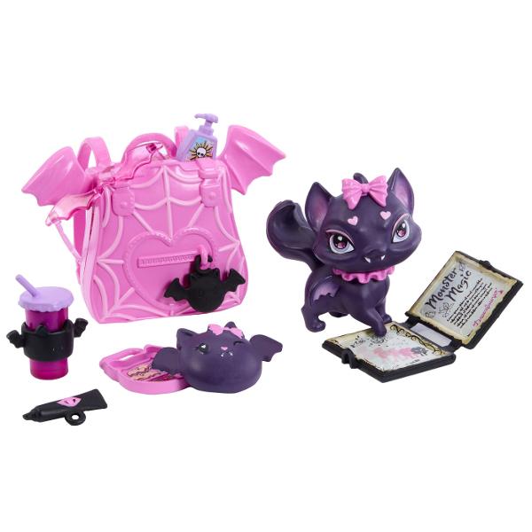 Papusa Monster High Draculaura arata uimitor intr-o tinuta adorabil de infricosatoare Ea vine cu animalul sau de companie Count Fabulous precum si cu accesorii infricosatoareDraculaura poarta un top roz stralucitor cu maneci bufante negre transparente si o fusta asortata O palarie sosete negre si cizme roz completeaza aspectul eiPisica-liliac infricosatoare Count Fabulous este de asemenea teribil de eleganta cu o fundita roz si un guler Copiii pot imagina aventuri nesfarsite cu acest 