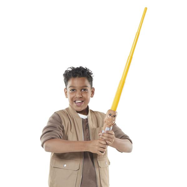 Sabia de jucarie Star Wars va atrage fanii povestilor fantastice Potrivit pentru copiii care iubesc saga Star Wars Scufundati-va in lumea fanteziei cu o sabie droid din plastic de inalta calitate Jucati o poveste celebra sau veniti cu propriile povesti extra-planetare Aranjeaza o adevarata batalie de galaxii si castiga Jucaria poate fi stransa si desfacuta Realizat foarte realist - un maner alb cu o imagine de personaj si o sabie colorata Jocul cu sabia Star Wars promoveaza abilitatile 