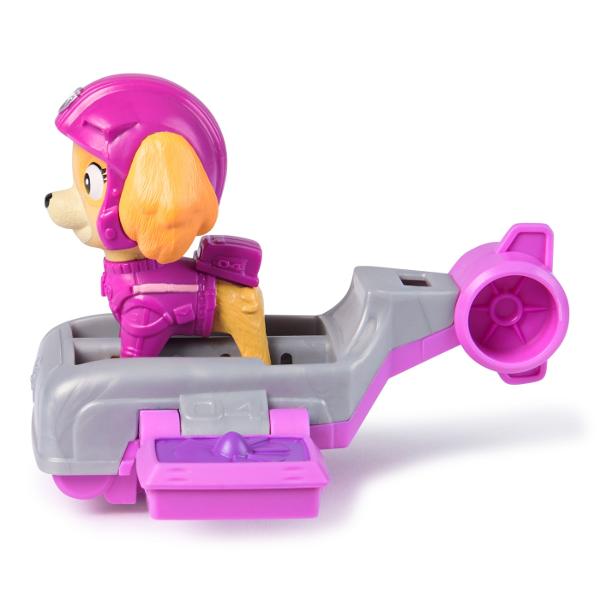Zboara in actiune cu Action Pups figurina Patrula catelusilor si minunatul sau vehicul de salvare hoverboard Cand este timpul pentru o misiune de salvare plina de actiune prinde picioarele figurinei pe pozitie si extinde aripile hoverboard-ului transformandu-l intr-un avion de jucarie captivant inainte de a zbura intr-o misiune de salvare plina de adrenalina Figurina are o inaltime de peste 5 cm si este echipat cu jacheta de zbor albastra si casca de pilot la fel ca in serial Pentru si 