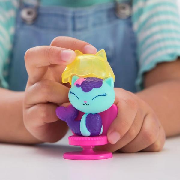 Paseste in lumea magica a casei de papusi a lui Gabby cu pisicuta Bebe Cutiuta si cufarul ei minunat cu comori din lumea pisicilorCu un personaj Bebe Cutiuta de 5 cm inaltime imbracat in costumul sau super dragut de pirat si cu un cufar cu comori cu capac care se incuie Pentru mai multe aventuri fantastice cu pisici cautati pe Panda-Mat si racheta sa cosmica Pisirena si scaunul sau pentru spa Briosel si mixerul sau pentru facut prajituri DJ Mat si violoncelul sau si Miau-Zana 