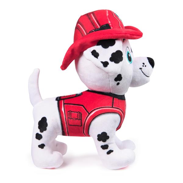 Porneste in misiuni de salvare palpitante cu personajele din Patrula catelusilor Inalte de 17 cm aceste figurine de plus sunt gata pentru aventura in uniforma lor oficiala Blana moale si chipul expresiv surprind in mod autentic indragitele personaje aducandu-le la viata pentru fanii de toate varstele Fie ca este vorba de misiuni de joaca sau de visare in timpul somnului aceste plusuri au dimensiunea perfecta pentru a insoti fiecare aventura Jucariile pentru prescolari din Patrula 