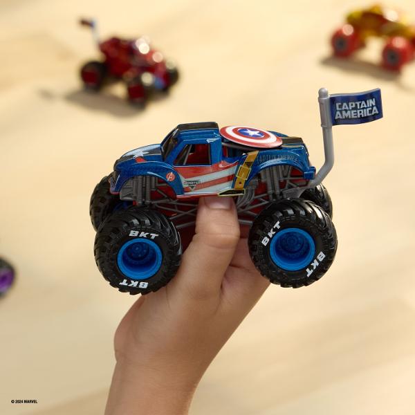 Paseste in universul plin de actiune in care Monster Jam huruie si supereroii Marvel se inalta Seria de camioane vopsite Marvel Monster Jam la scara 164 nu este doar o colectie Este un omagiu adus Universului Marvel Aceste camioane de tip monster truck inscriptionate cu simbolurile si culorile unor embleme precum Thor Captain America Iron Man Black Panther si Spider-Man aduc acasa spectacolul superputerilor si al cascadoriilor de pe stadion Cu anvelope autentice BKT si o caroserie cu 
