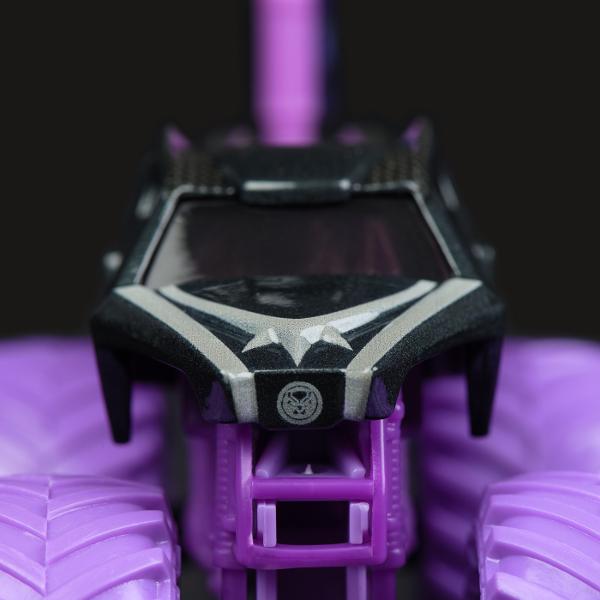 Paseste in universul plin de actiune in care Monster Jam huruie si supereroii Marvel se inalta Seria de camioane vopsite Marvel Monster Jam la scara 164 nu este doar o colectie Este un omagiu adus Universului Marvel Aceste camioane de tip monster truck inscriptionate cu simbolurile si culorile unor embleme precum Thor Captain America Iron Man Black Panther si Spider-Man aduc acasa spectacolul superputerilor si al cascadoriilor de pe stadion Cu anvelope autentice BKT si o caroserie cu 