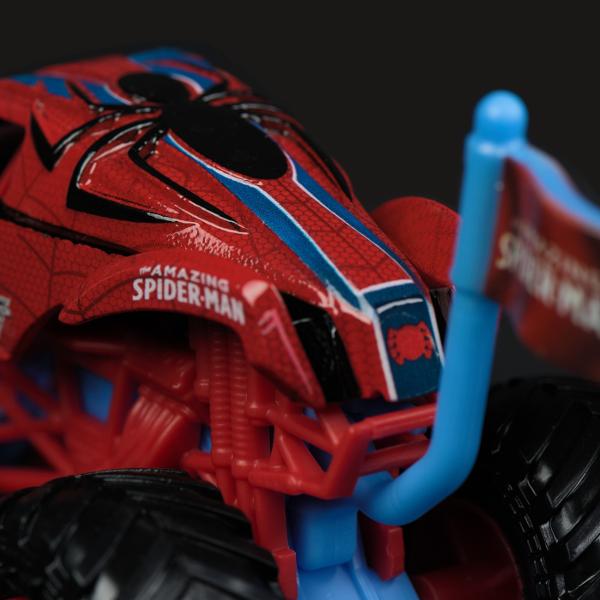 Paseste in universul plin de actiune in care Monster Jam huruie si supereroii Marvel se inalta Seria de camioane vopsite Marvel Monster Jam la scara 164 nu este doar o colectie Este un omagiu adus Universului Marvel Aceste camioane de tip monster truck inscriptionate cu simbolurile si culorile unor embleme precum Thor Captain America Iron Man Black Panther si Spider-Man aduc acasa spectacolul superputerilor si al cascadoriilor de pe stadion Cu anvelope autentice BKT si o caroserie cu 