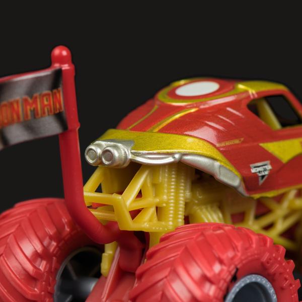 Paseste in universul plin de actiune in care Monster Jam huruie si supereroii Marvel se inalta Seria de camioane vopsite Marvel Monster Jam la scara 164 nu este doar o colectie Este un omagiu adus Universului Marvel Aceste camioane de tip monster truck inscriptionate cu simbolurile si culorile unor embleme precum Thor Captain America Iron Man Black Panther si Spider-Man aduc acasa spectacolul superputerilor si al cascadoriilor de pe stadion Cu anvelope autentice BKT si o caroserie cu 