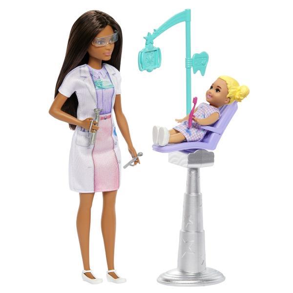 Descopera setul de joaca Barbie Bruneta Stomatolog ideal pentru copiii care vor sa exploreze lumea stomatologiei prin joaca Acest set ofera oportunitatea de a descoperi importanta ingrijirii dentare si de a dezvolta imaginatia prin scenarii realiste Setul include o papusa Barbie bruneta imbracata in uniforma de dentist cu halat alb si ochelari de protectie pregatita sa ofere cele mai bune tratamente dentare Scaunul de consultatie este special conceput pentru micii pacienti iar setul 