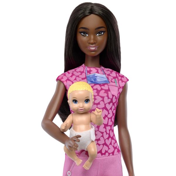 Descopera setul de joaca Barbie Baby Doctor perfect pentru copiii pasionati de medicina si ingrijirea bebelusilor Cu acest set cei mici pot explora universul fascinant al medicilor pediatri dezvoltand empatie imaginatie si abilitati de rol Setul include o papusa Barbie bruneta doctor imbracata in uniforma medicala roz cu imprimeu tematic si pantaloni asortati pregatita sa aiba grija de micii pacienti Accesoriile medicale realiste cum ar fi stetoscopul si echipamentele de examinare 
