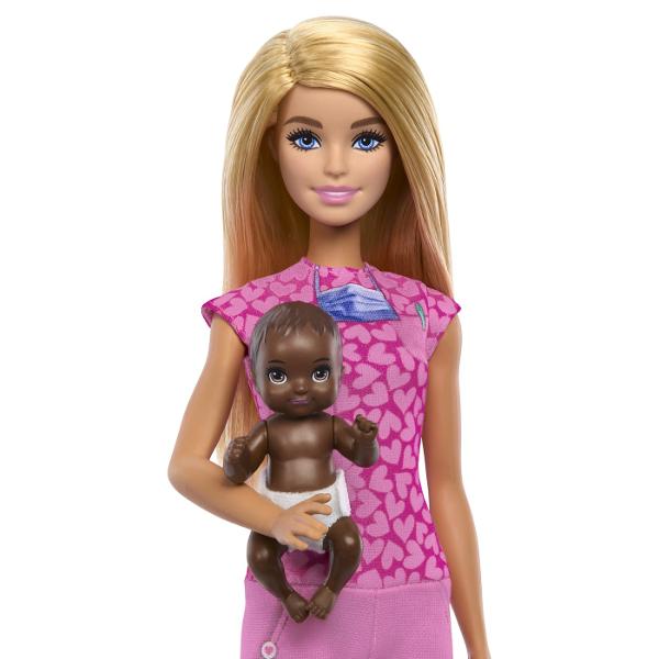 Descopera setul de joaca Barbie Blonda Pediatru perfect pentru copiii pasionati de medicina si ingrijirea bebelusilor Cu acest set cei mici pot explora universul fascinant al medicilor pediatri dezvoltand empatie imaginatie si abilitati de rolSetul include o papusa Barbie blonda imbracata in uniforma medicala roz cu imprimeu tematic si pantaloni asortati pregatita sa aiba grija de micii pacienti Accesoriile medicale realiste cum ar fi stetoscopul si alte instrumente de examinare 