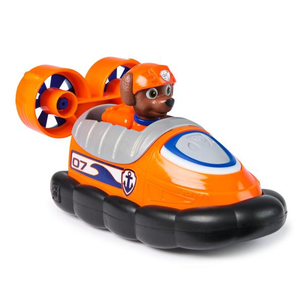 Vehiculele de baza cu functii de actiune mobile individuale si o figurina la bord permit aventurilor din serialul TV Paw Patrol sa traiasca si in camera copiilor Este inclusa o singura figura cu un vehicul Vehiculul si figurina de jucarie sunt in mare parte fabricate din plastic reciclat Chase Skye Marshall Rubble Zuma Everest Tracker si Rocky cu vehiculele lor sunt disponibile individual Toate vehiculele de baza durabilevehiculele de baza includ o figurina de caine care poate fi 