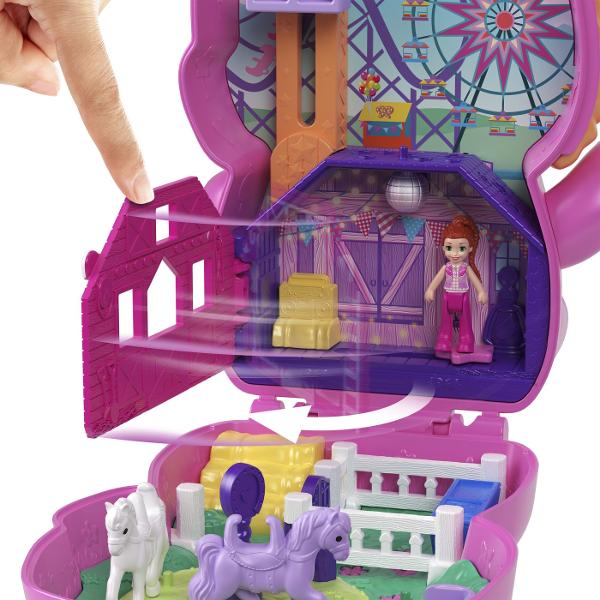 Gentutele Polly Pocket detin lumi mici cu surprize mari in interior pe care fetele si baietii le pot duce oriunde Fiecare jucarie portabila prezinta la exterior o forma adorabila de animal cu un detaliu de joaca interactiv cei mici pot combina accesoriile pentru a ingriji animalul de cate ori doresc Cand au terminat de decorat exteriorul copiii pot deschide carcasa pentru a dezvalui o papusa mai multe functii de joaca din mers si mai mult de 10 accesorii Arunca o petrecere de pijama pentru 