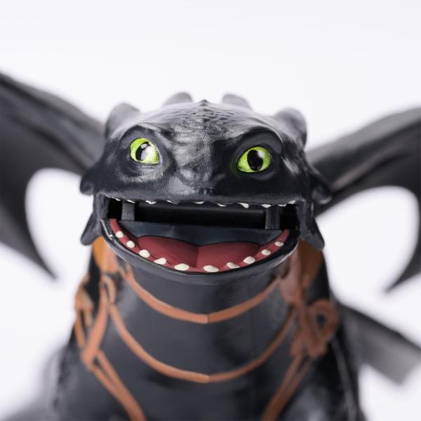 Adauga in colectia ta indragita figurina din How to Train Your Dragon Este un cadou perfect Este recomandata pentru joaca interactiva si aventuri imaginative alaturi de ceilalti dragoni din universul lor Design detaliat inspirat din film Acestia sunt acum gata de actiune Figurina este ideala pentru a recrea lupte aeriene sau pentru colectionare Aripi mobile pentru miscare dinamica Detalii impresionante si culori vii Cufunda-te in lumea legendara a filmului Cum sa-ti dresezi dragonul cu 