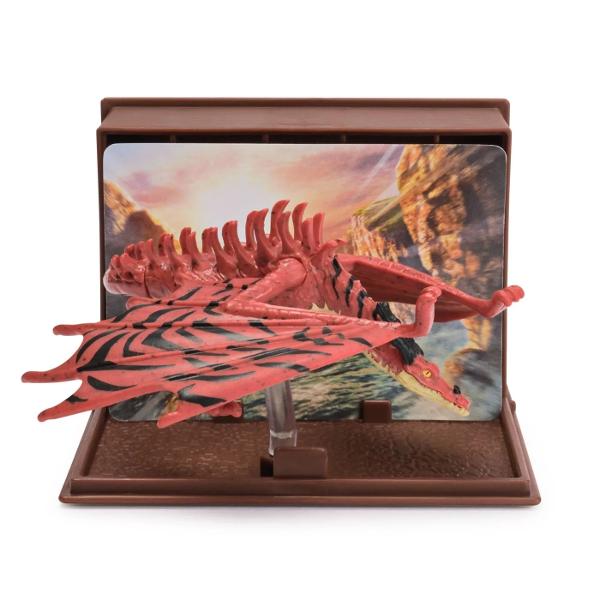 Inalta-te la noi culmi cu dragonii din World of Berk Book of Dragons Descopera si asambleaza dragoni din film precum Toothless Deadly Nadder sau Gronckle in timp ce deschizi cartea Fiecare figurina dragon de 5 cm vine intr-o carte de colectie care detaliaza atributele speciale ale fiecarui dragon pentru a le expune cu mandrie Incepe sa iti aduni clanul de dragoni astazi Fie ca este vorba de o zi de nastere o sarbatoare sau orice alta ocazie o figurina dragon este o optiune 