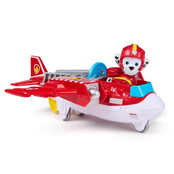 Zboara in actiune cu Air Rescue Skye si jucaria ei de salvare din incendii avionul Hero Claw Cand este timpul pentru o misiune de salvare plina de actiune blocheaza picioarele lui Skye in pozitie in cabina de pilotaj inainte de a decola in misiunea ta Salveaza-ti iepurasul de jucarie apasand un buton de pe avion pentru a extinde gheara apoi prinde iepurasul cu cosul de salvare si du-l in siguranta Skye are o inaltime de peste 5 cm si este echipata cu jacheta si casca de zbor de culoare roz 