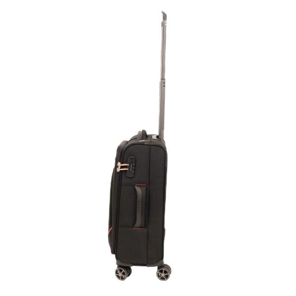 Material impermeabilTroler cu 4 roti prevazut cu un buzunar frontal cu fermoar Placuta identificareManer lateral si superior pentru toate dimensiunile si deasemenea maner plastic in partea de jos a trolerului pentru o manevrare mai usoaraSuport plastic in partea din spate care protejeaza trolerul la urcarea scarilor si protectii cauciuc pentru colturile troleruluiInteriorul este captusit in totalitate si prezinta curele elastice pentru fixarea 