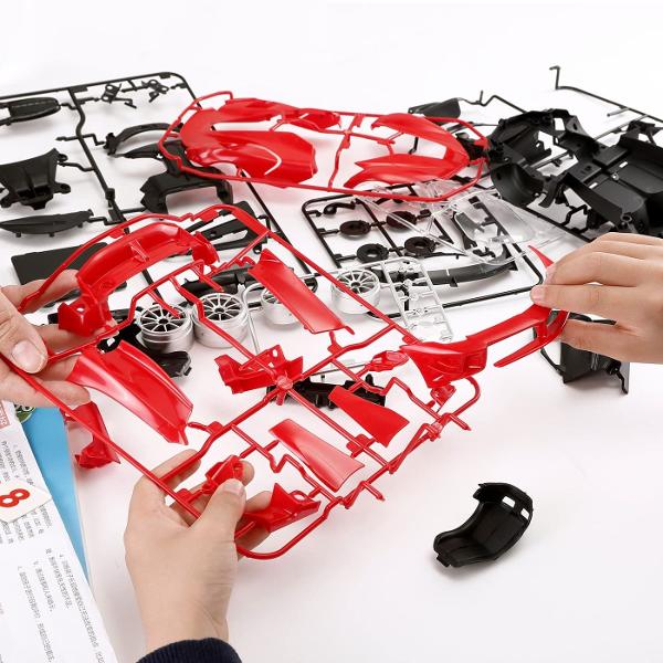 Kitul de Asamblare RC Ferrari FXX K EVO de la Rastar este o jucarie inovatoare si captivanta perfecta pentru copiii de peste 8 ani si pasionatii de masini Acest set DIY ofera o experienta interactiva completa permitand utilizatorului sa construiasca pas cu pas o replica detaliata a celebrului model Ferrari la scara 118 Kitul contine 92 de piese din plastic usor de imbinat precum si o telecomanda performanta ce functioneaza pe frecventa de 24 GHz asigurand un control precis si stabil 
