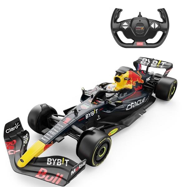 Copilul dumneavoastra se poate juca in voie cu masina cu telecomanda Oracle Red Bull Racing RB18 scara 1 la 12  oferita de brandul international Rastar Nicio cursa nu este imposibil de castigat cu acesta masinuta replica oficiala cu licenta a modelului original construita cu mare atentie la detalii Masinuta are proportiile ideale pentru momente pline de distractie si amuzament avand dimensiunile in centimetri dupa cum urmeaza  471710 Masinuta functioneaza pe frecventa de 