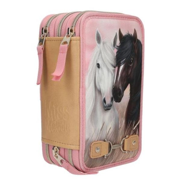 Pentru fanii cailor partea din fata a acestui penar de la Miss Melody are un design ponytastic cu doua capete de cai si o inchidere decorativa aurie care aminteste de un capastru Cu piele artificiala maro pe lateral si un pandantiv impletit atarnat de glisorul cu fermoarCele trei compartimente separate sunt umplute cu 18 creioane colorate si 18 carioci 2 creioane un ascutitor de creioane o guma de sters o rigla un betisor de lipici foarfece si o husa mica cu inchidere cu 
