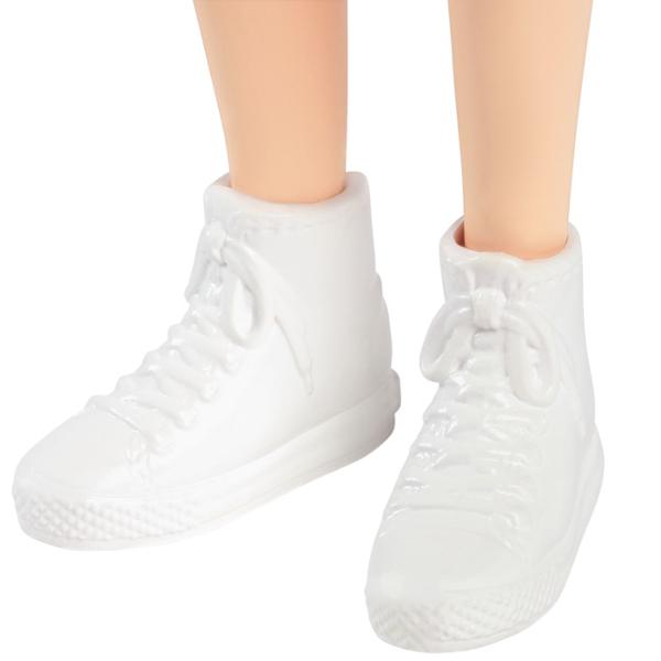 Fashionistas este una dintre cele mai indragite colectii Barbie oferind o gama larga de papusi cu diferite stiluri si accesorii introducand conceptul de diversitate si acceptare in randul fetelor Aceasta colectie include papusi cu diferite tipuri de siluete tonuri de piele culori de ochi si par astfel fetele nu se vor plictisi niciodata si isi vor gasi papusa asemanatoare stilului lor Papusile au stilul lor propriu inspirat de ultimele tendinte din moda si vin cu o tinuta completa 