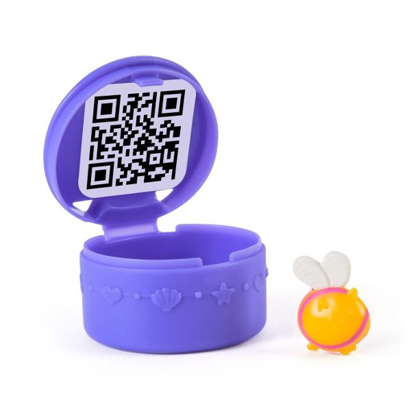 Intra in lumea distractiei alaturi de MerCat si prietenii sai Acest set de joaca colorat inspirat din universul Gabby&39s Dollhousei include balcon figurina MerCat si multiple accesorii tematice care transforma orice moment intr-o aventura captivanta Cu detalii inspirate din lumea marina si un design interactiv acest set incurajeaza joaca imaginativa si dezvoltarea creativitatii Continut 7 piese  figurina MerCat accesorii Potrivit pentru copii de peste 3 ani Acest pachet contine 