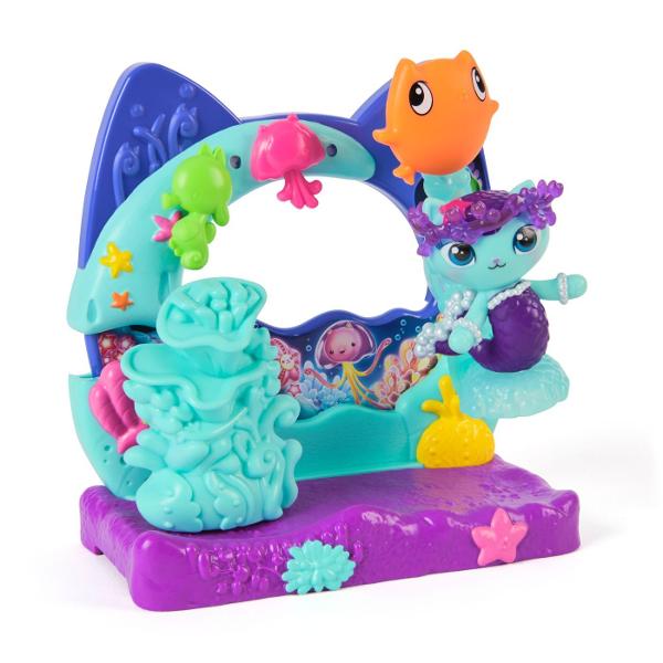 Intra in lumea distractiei alaturi de Gabby si prietenii sai Acest set de joaca colorat inspirat din universul Gabby&39s Dollhousei include balcon figurina si multiple accesorii tematice care transforma orice moment intr-o aventura captivanta Cu detalii inspirate din lumea marina si un design interactiv acest set incurajeaza joaca imaginativa si dezvoltarea creativitatii Continut 7 piese  figurina accesorii Potrivit pentru copii de peste 3 ani Acest pachet contine balconul acvariu 