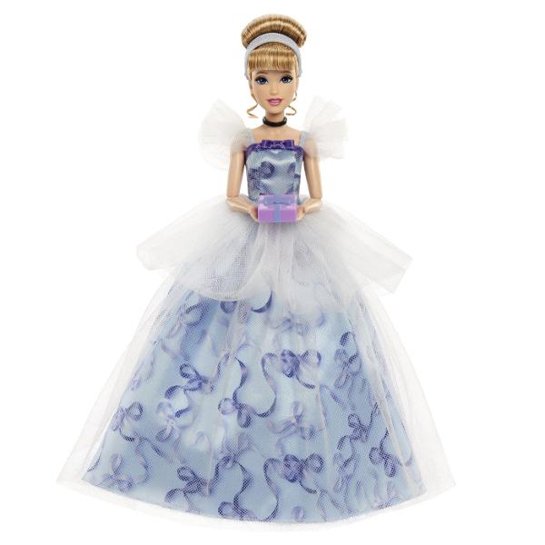 Sarbatoreste o zi de nastere speciala cu aceasta frumoasa papusa Disney Printesa Cenusareasa inspirata de indragitul personaj animat din filmul Disney Papusa Cenusareasa 30 cm este imbracata in stil festiv purtand o rochie eleganta cu corsaj cu panglici si maneci din tul cu volane Rochia ei este imprimata cu panglici de cadou albastre fanteziste si acoperita cu tul deschis la culoare Un peplum din tul cu buline completeaza aspectul fermecat al petrecerii Coafura eleganta a papusii 
