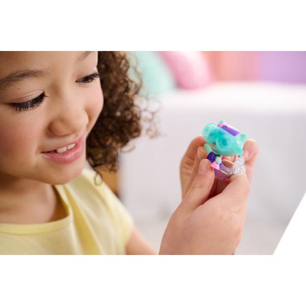 Faceti echipa cu Baby Box Cat pentru aventuri captivante in casuta de papusi Baby Box este imbracata in tinuta ei semnatura Gabby&rsquos Dollhouse si vine cu micul ei robot artizanal si distribuitorul ei de banda pentru pisicute Setul include de asemenea un raft de artizanat cu o activare ascunsa astfel incat sa puteti apasa sticla pentru a face sa apara alte borcane pe raft Apoi asa cum face Gabby in fiecare episod despacheteaza o casa de papusi pentru a descoperi o jucarie surpriza 