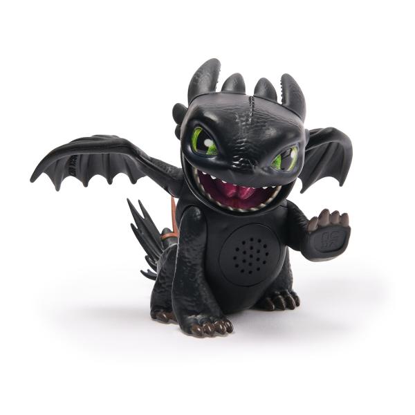 Aduceti aventura din How To Train Your Dragon acasa cu dragonul cu sunete Bucura-te de propriul tau Night Fury cu miscari realiste ale capului si stil autentic de film pe masura ce iti cunosti dragonul Dragonul prinde viata cu 25 de sunete diferite pe masura ce ii mangai capul Porneste-ti dragonul si trezeste-l cu o simpla atingere Aceasta jucarie dragon are dimensiunea potrivita pentru a fi luata din mers sau pentru a va bucura acasa de propriul dragon Baterii incluse Copiii isi pot 