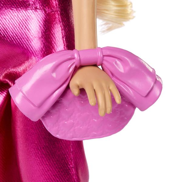 Aceste papusi Barbie Deluxe Style duc &bdquoglamourul&rdquo intr-o stratosfera complet noua cu tinute orbitoare si accesorii de nivel superior inspirate de o estetica metalica Aceasta papusa Barbie straluceste in roz din cap pana in picioare Corsetul ei metalic stralucitor este echilibrat de maneci usoare din organza care par sa &bdquopluteasca&rdquo de pe umerii ei Pantalonii asortati ii completeaza perfect aspectul elegant in timp ce o coafura pe jumatate ridicata ii pune 