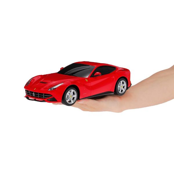 Copilul dumneavoastra se poate juca in voie cu masina cu telecomanda Ferrari F12 scara 1 la 18 oferita de brandul international Rastar Nicio cursa nu este imposibil de castigat cu acesta masinuta replica oficiala cu licenta a modelului original construita cu mare atentie la detalii Masinuta are proportiile ideale pentru momente pline de distractie si amuzament avand dimensiunile in centimetri dupa cum urmeaza  2551167 Masinuta functioneaza pe frecventa de 24GAlimentarea se face 